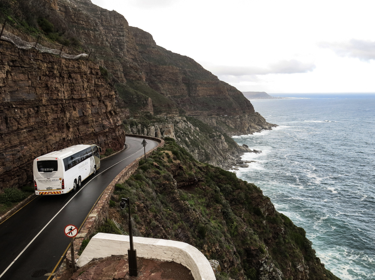 autobus por una carretera de costa