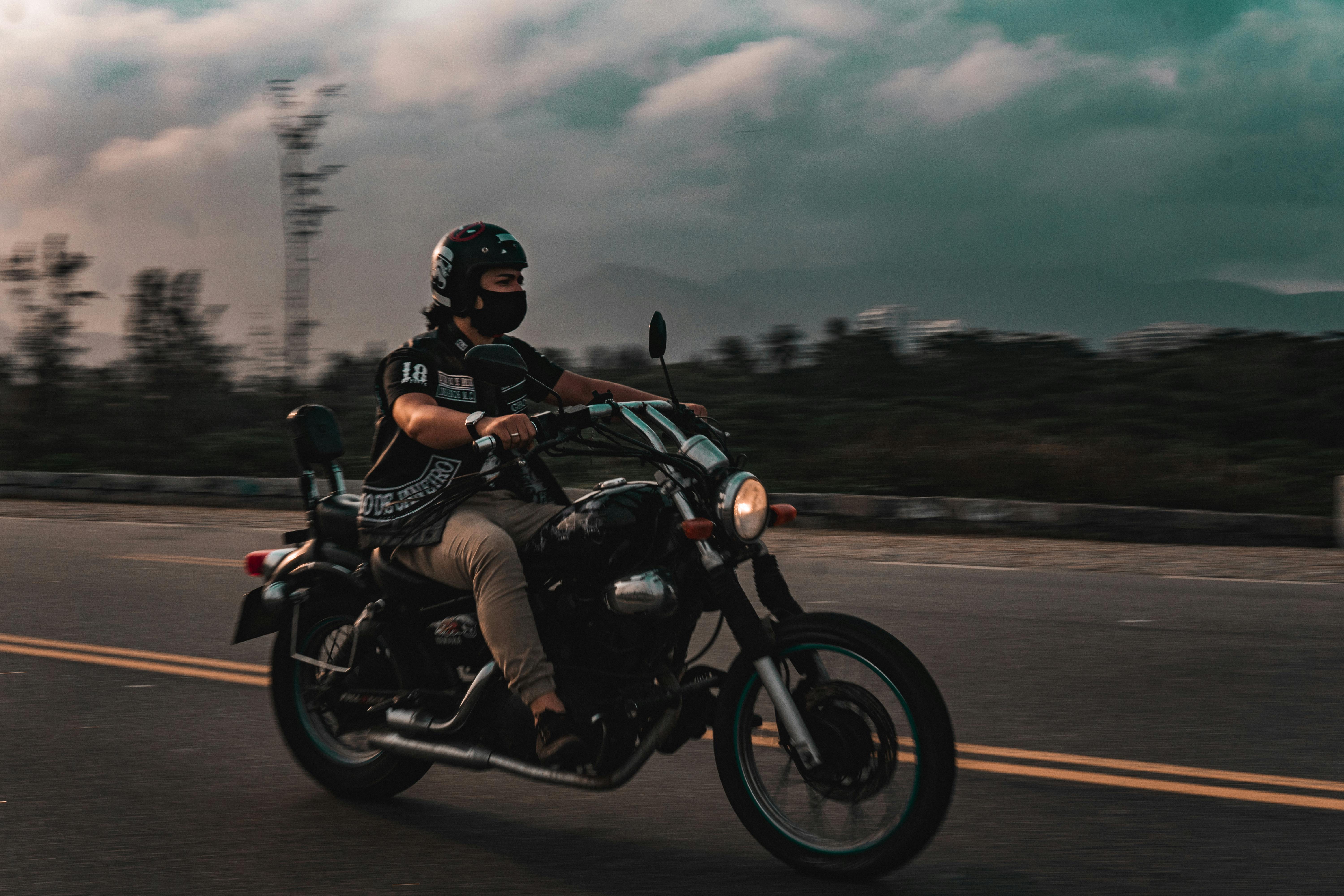 chico conduciendo moto de noche