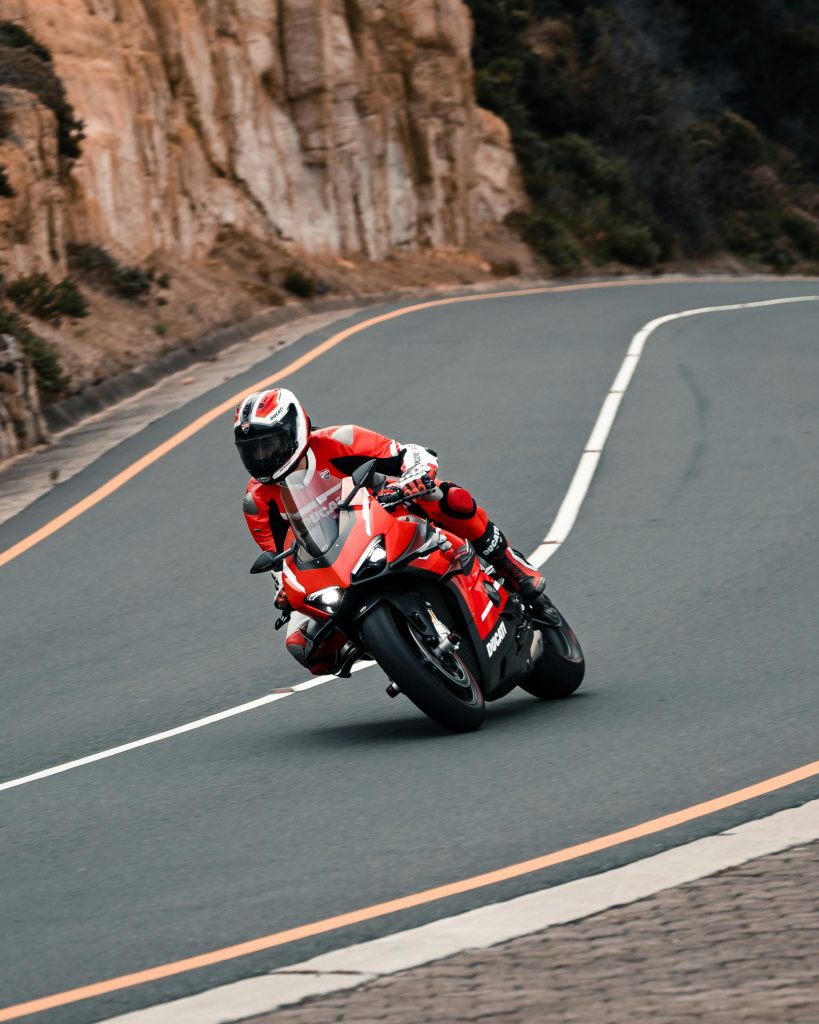 chico conduciendo moto roja