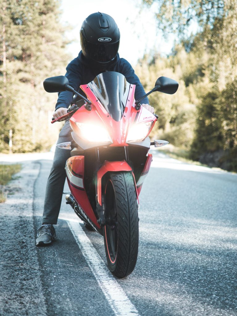 moto en carretera color rojo