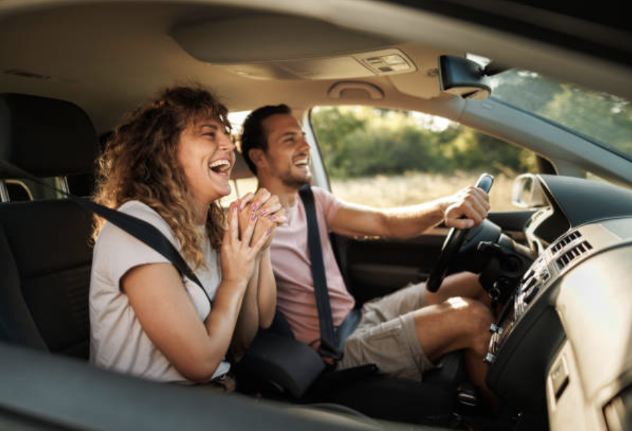 pareja conduciendo felices