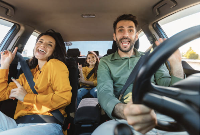 familia dentro de un coche