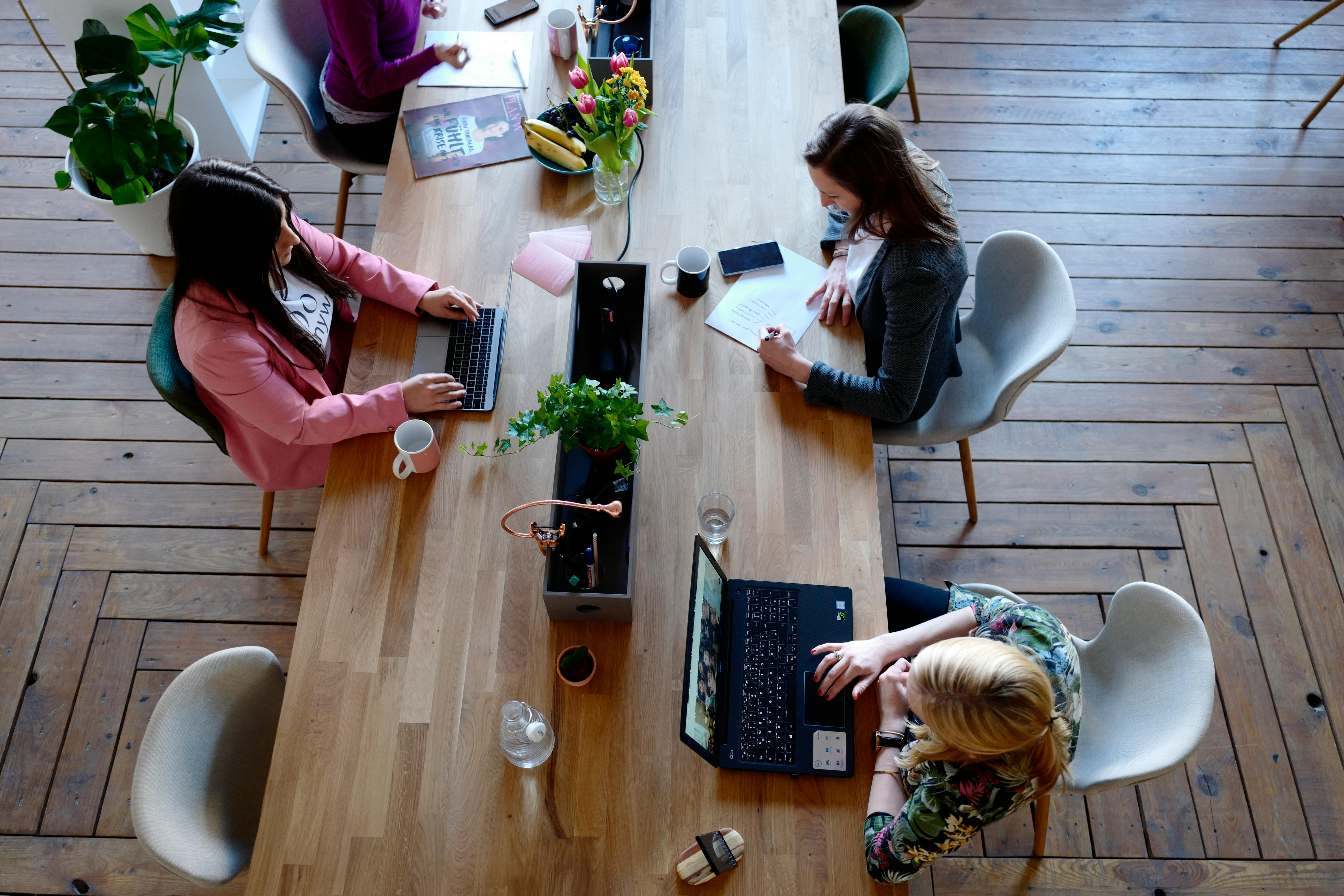 mujeres trabajando en un negocio