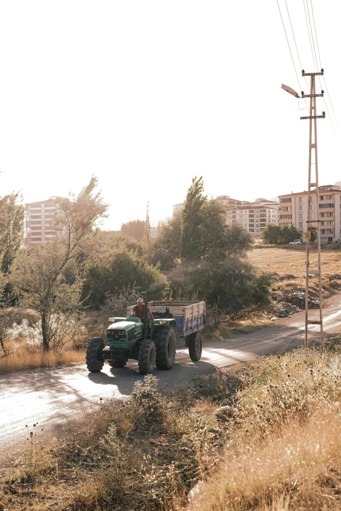 tractor saliendo del pueblo