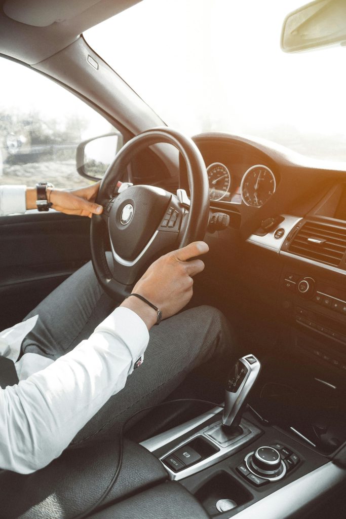 conductor en el interior del coche