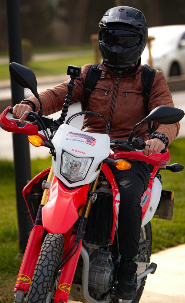 moto roja y blanca en carretera