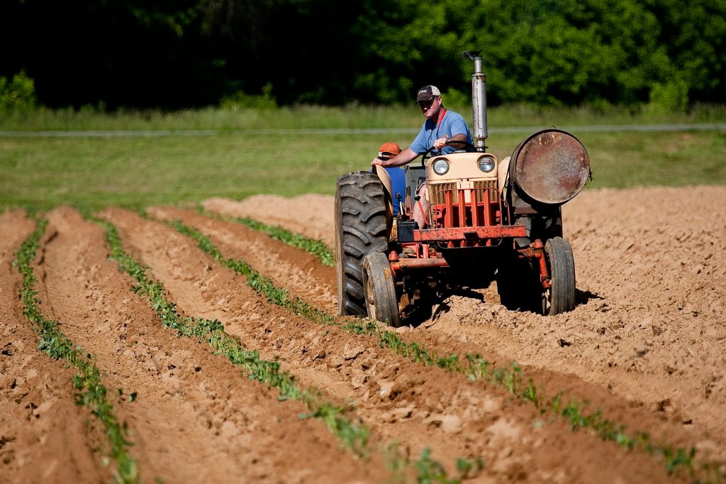 hombre conduciendo tractor