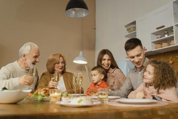 familia disfrutando de una comida